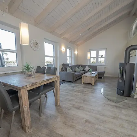 Chaplin Mit Kamin Und Eingezaeuntem Garten