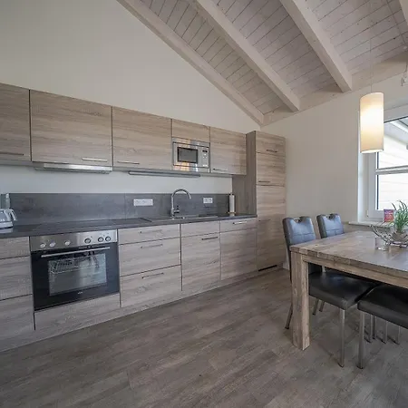 Chaplin Mit Kamin Und Eingezaeuntem Garten