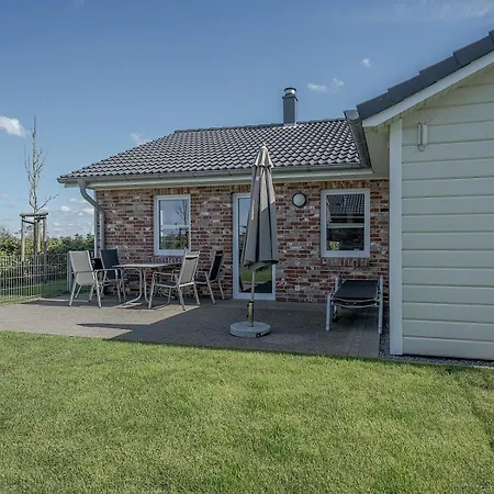 Chaplin Mit Kamin Und Eingezaeuntem Garten *