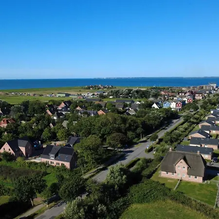 Chaplin Mit Kamin Und Eingezaeuntem Garten