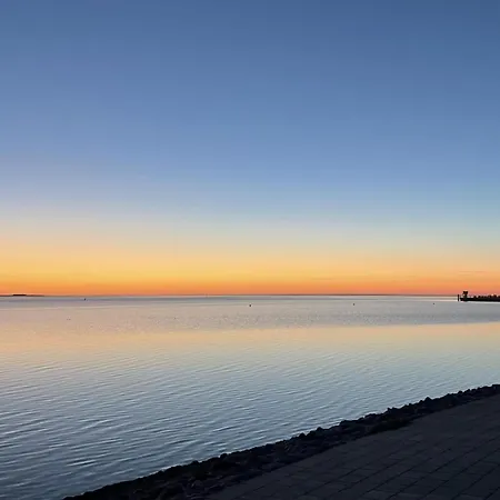 Chaplin Mit Kamin Und Eingezaeuntem Garten Prázdninový dům Dagebüll