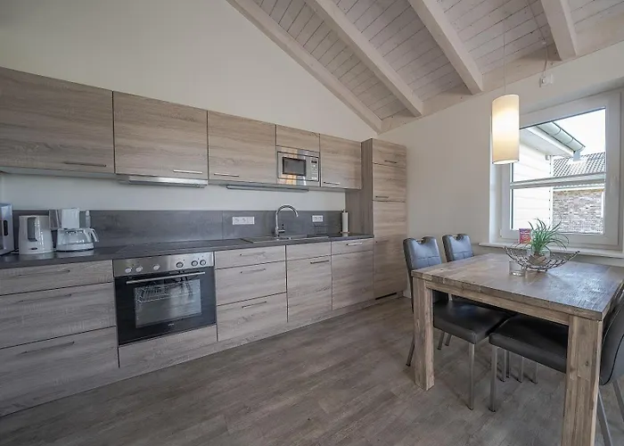 Chaplin Mit Kamin Und Eingezaeuntem Garten