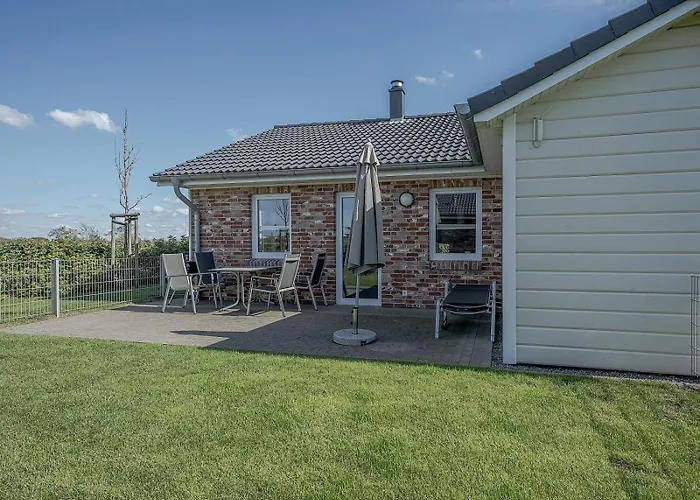 Chaplin Mit Kamin Und Eingezaeuntem Garten *