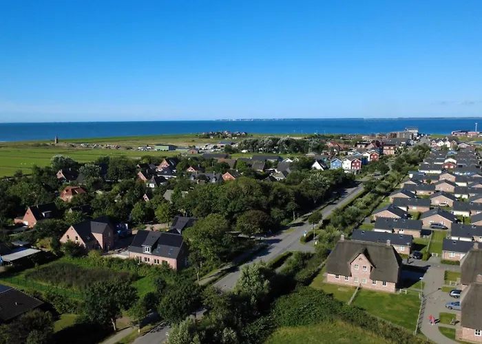 Chaplin Mit Kamin Und Eingezaeuntem Garten